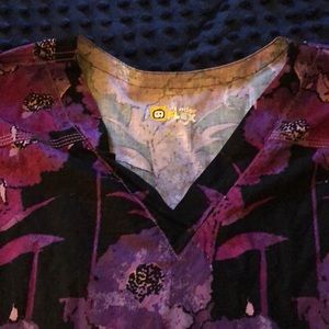 WonderWink WonderFlex scrub top 3X Flower purple
